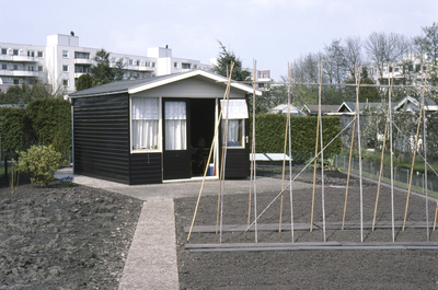 858079 Gezicht op het huisje Frambozenlaan 62 op het terrein van Amateur Tuindersvereniging De Pioniers (Kögllaan 30) ...
